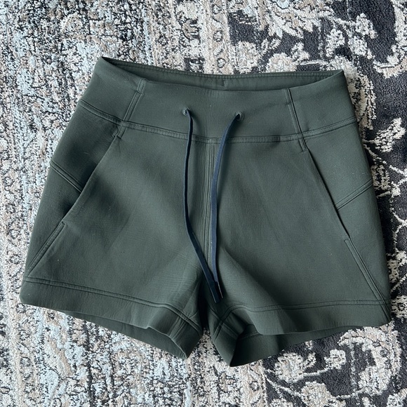 Lululemon size 4 In-Form Short in Dark Olive - Picture 5 of 7